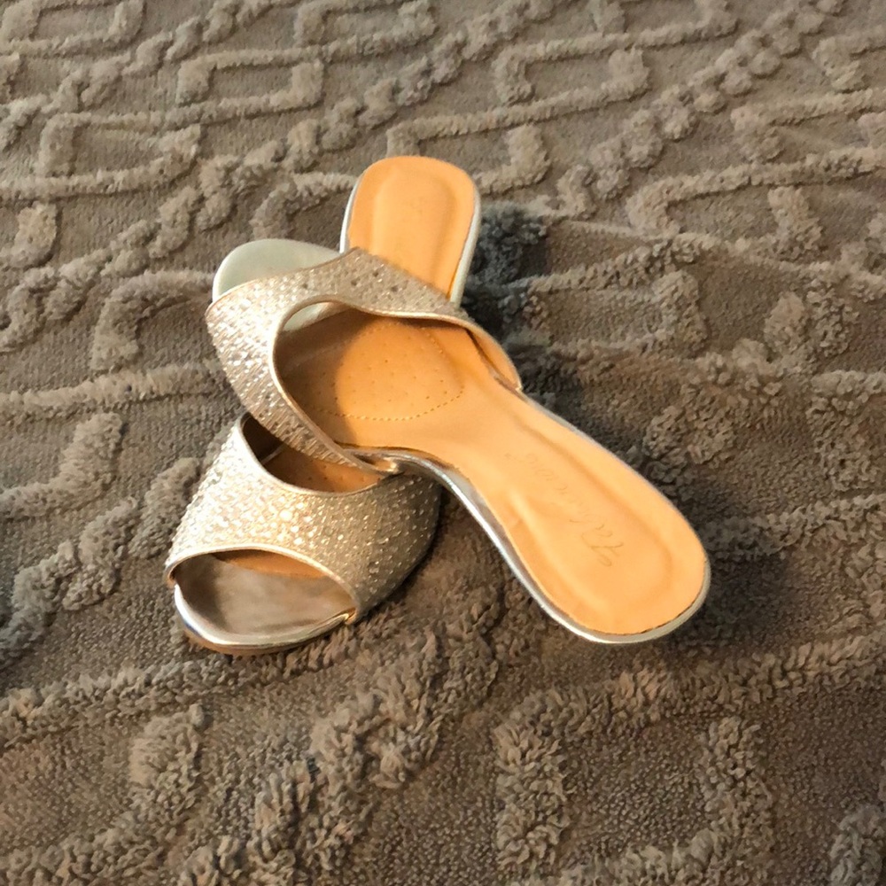Size7 sequin sandal 3-1/4 in heel. Silver sequin